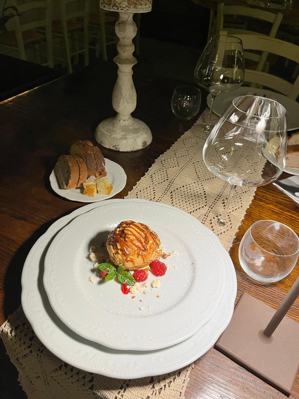 Piatto servito al tavolo nella sala del ristorante