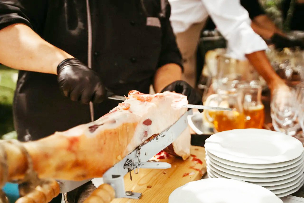 La brigata di cucina al lavoro durante il servizio