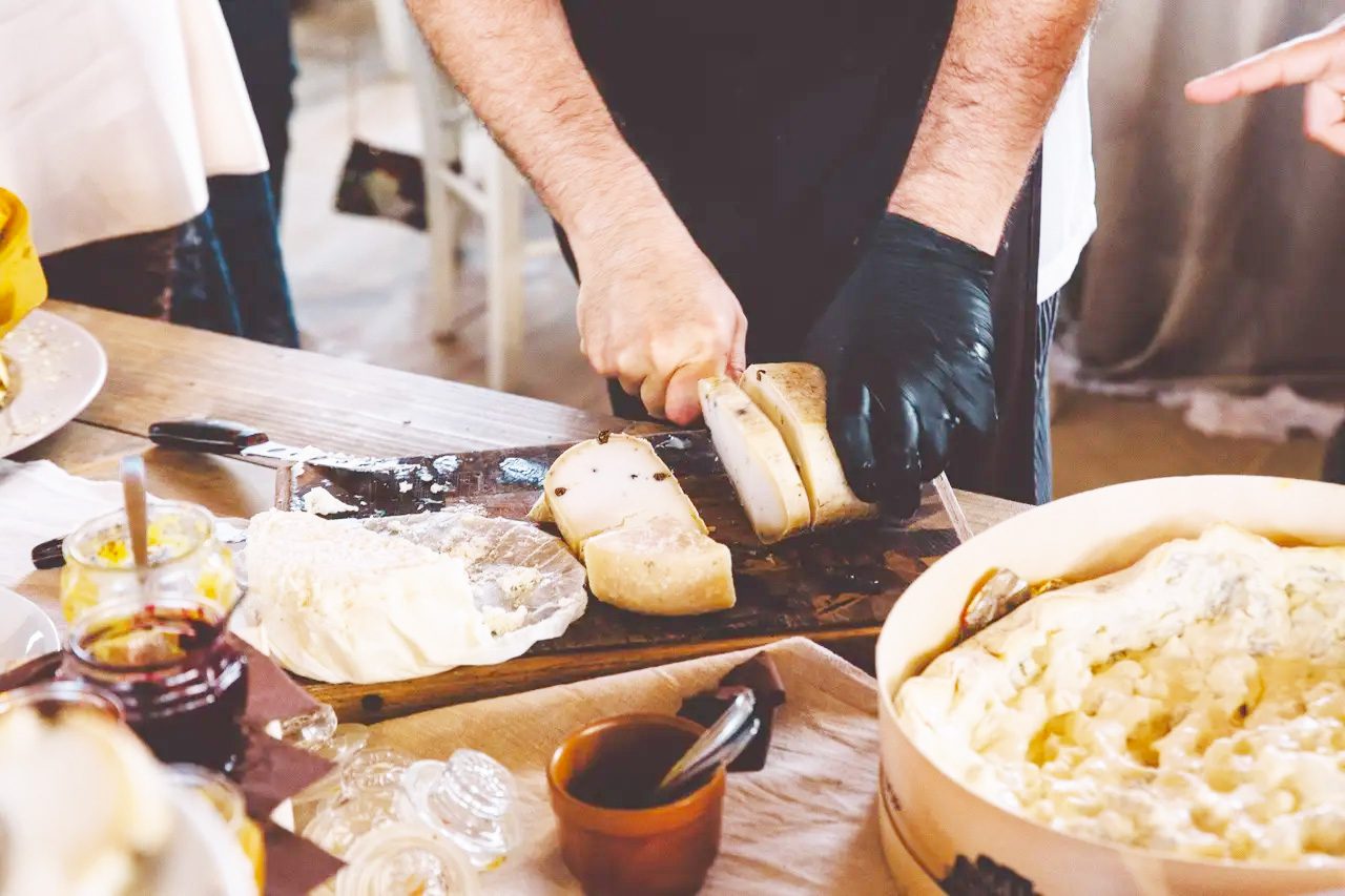 L'impiattamento dei piatti in cucina