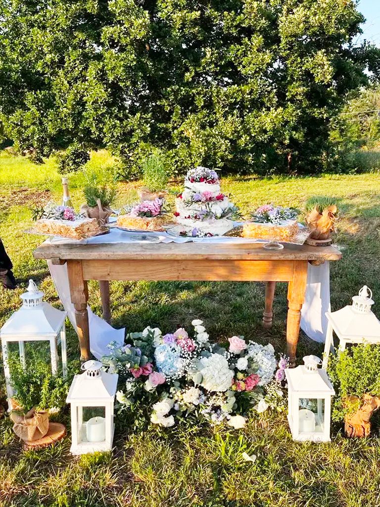 Il tavolo dei dolci allestito all'aperto