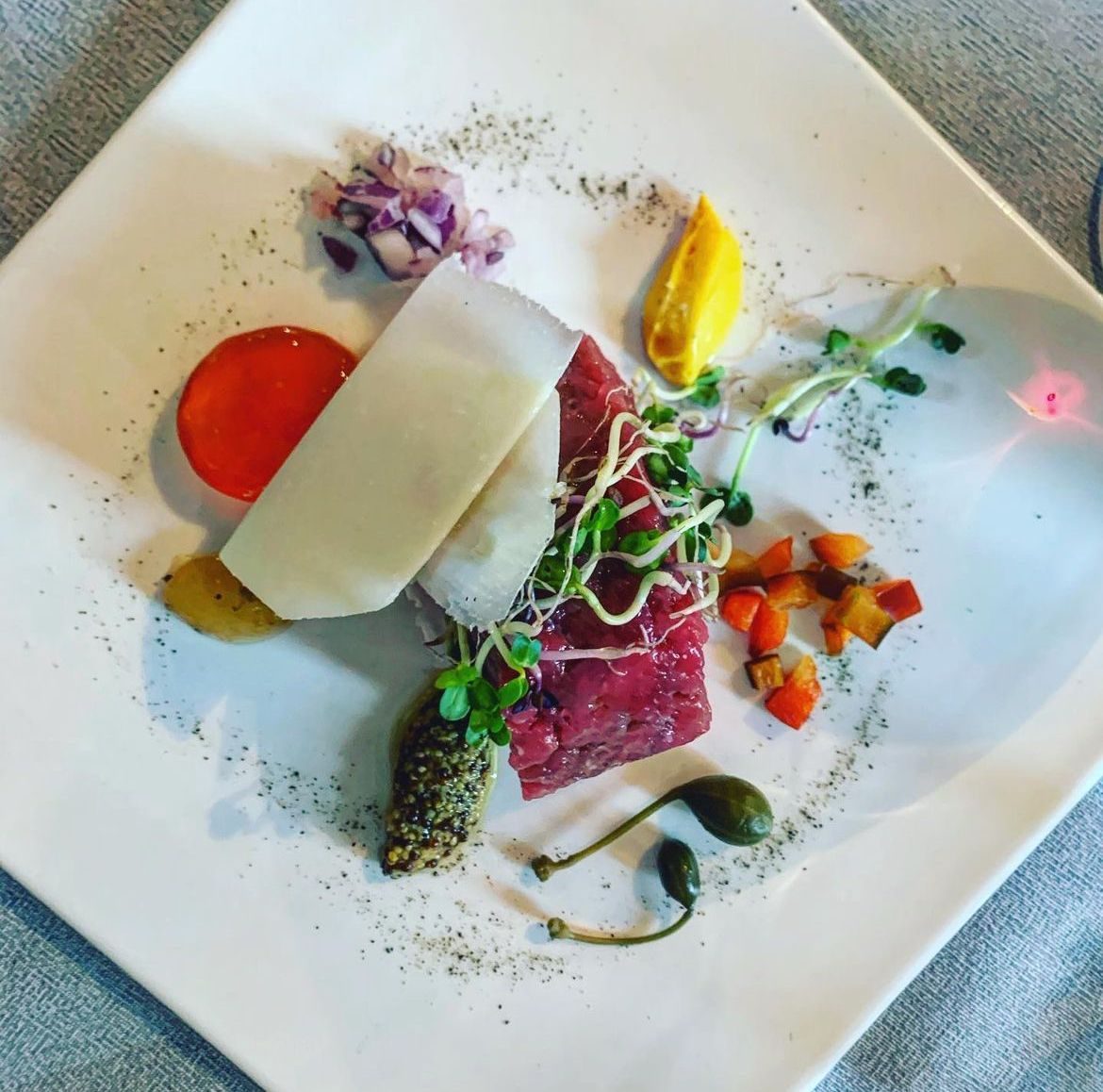 Antipasto piemontese con battuta di Fassona impiattato