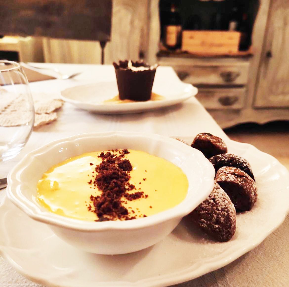Dolce al cucchiaio con crema e cioccolato