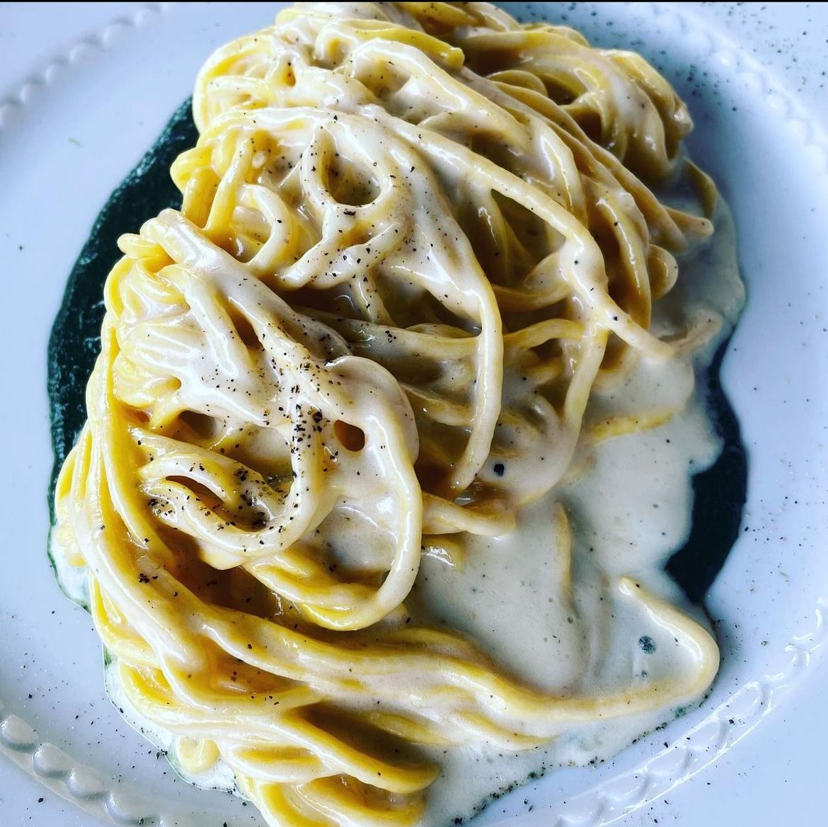 Tagliolini di pasta fresca con condimento di stagione