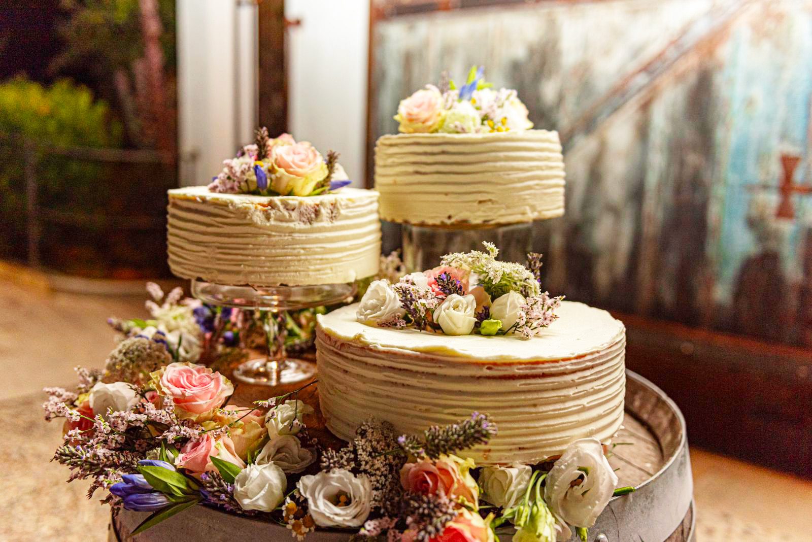 La torta nuziale decorata con fiori freschi