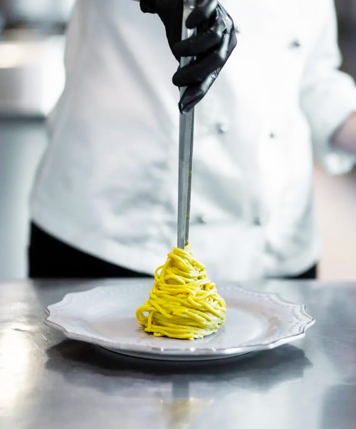 Lo chef impiatta i tagliolini in cucina