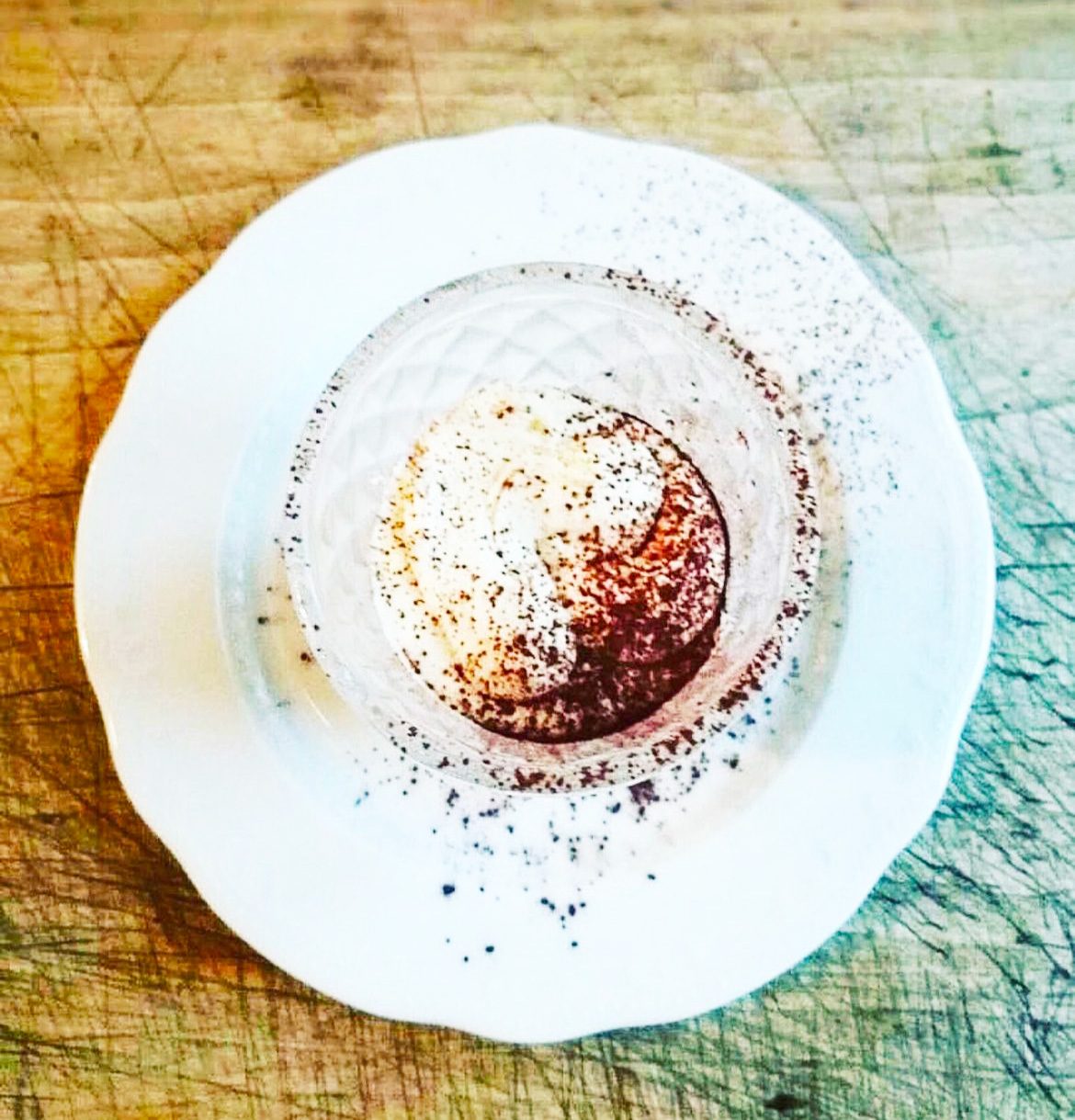 Dessert impiattato con spolverata di cacao